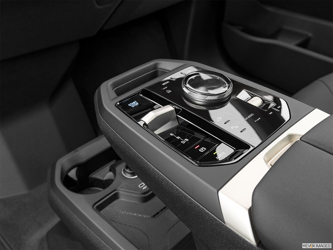 2025 BMW iX photo