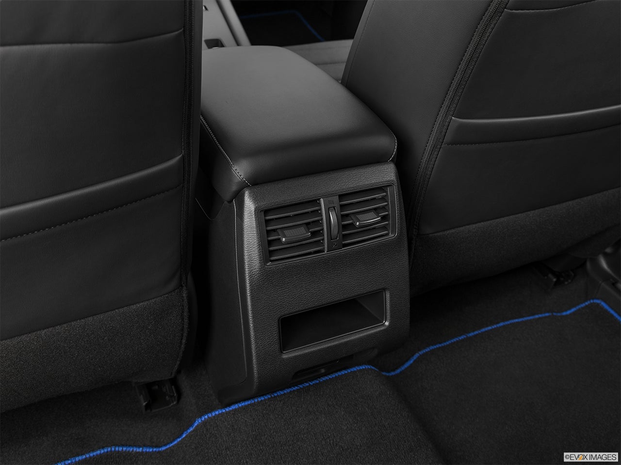 2024 Mitsubishi Outlander PHEV photo