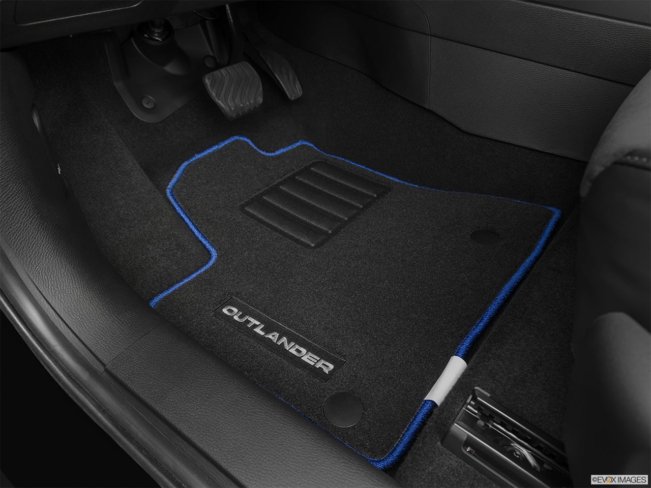 2024 Mitsubishi Outlander PHEV photo