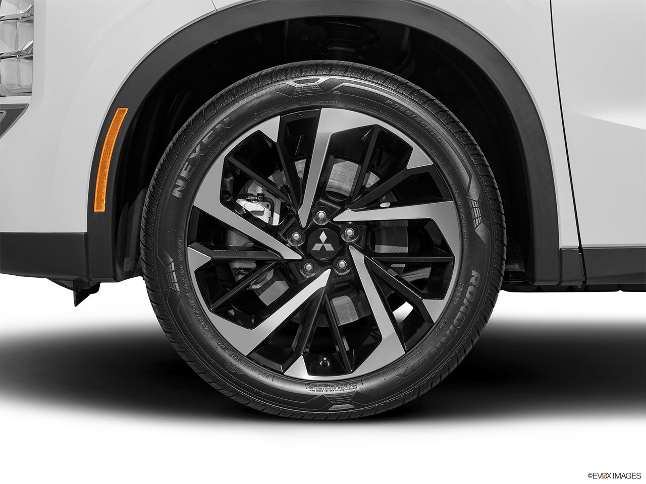 2025 Mitsubishi Outlander photo