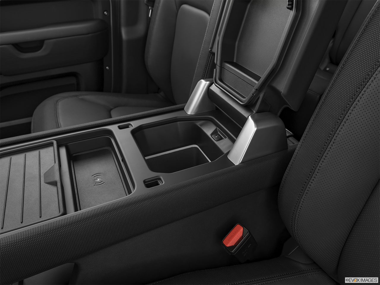 2024 Land Rover Defender photo