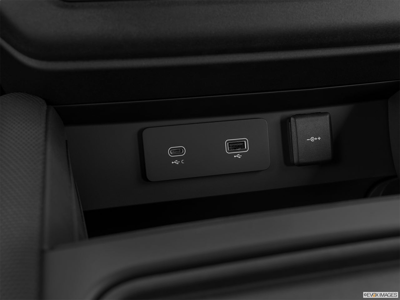 2024 Land Rover Defender photo