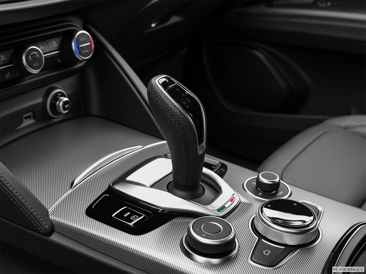 2024 Alfa Romeo Stelvio photo