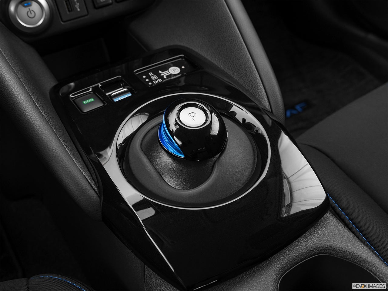 2025 Nissan LEAF photo