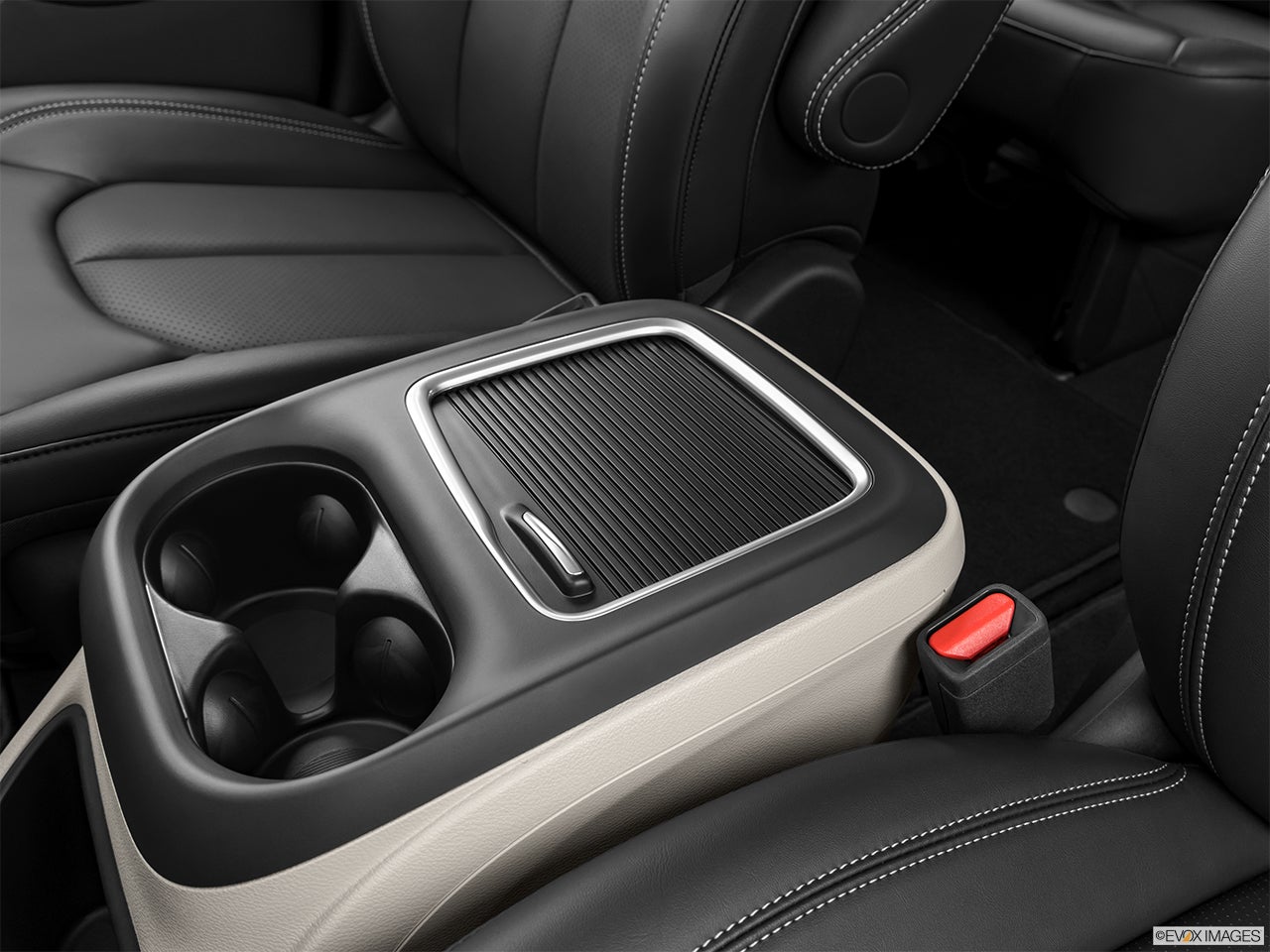 2025 Chrysler Pacifica photo