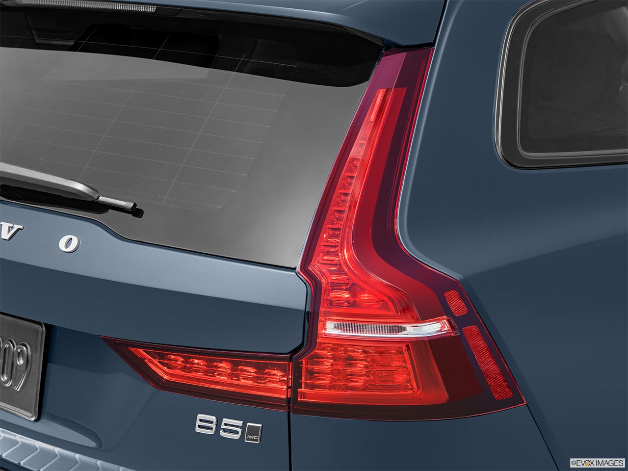 2025 Volvo V60 Cross Country photo