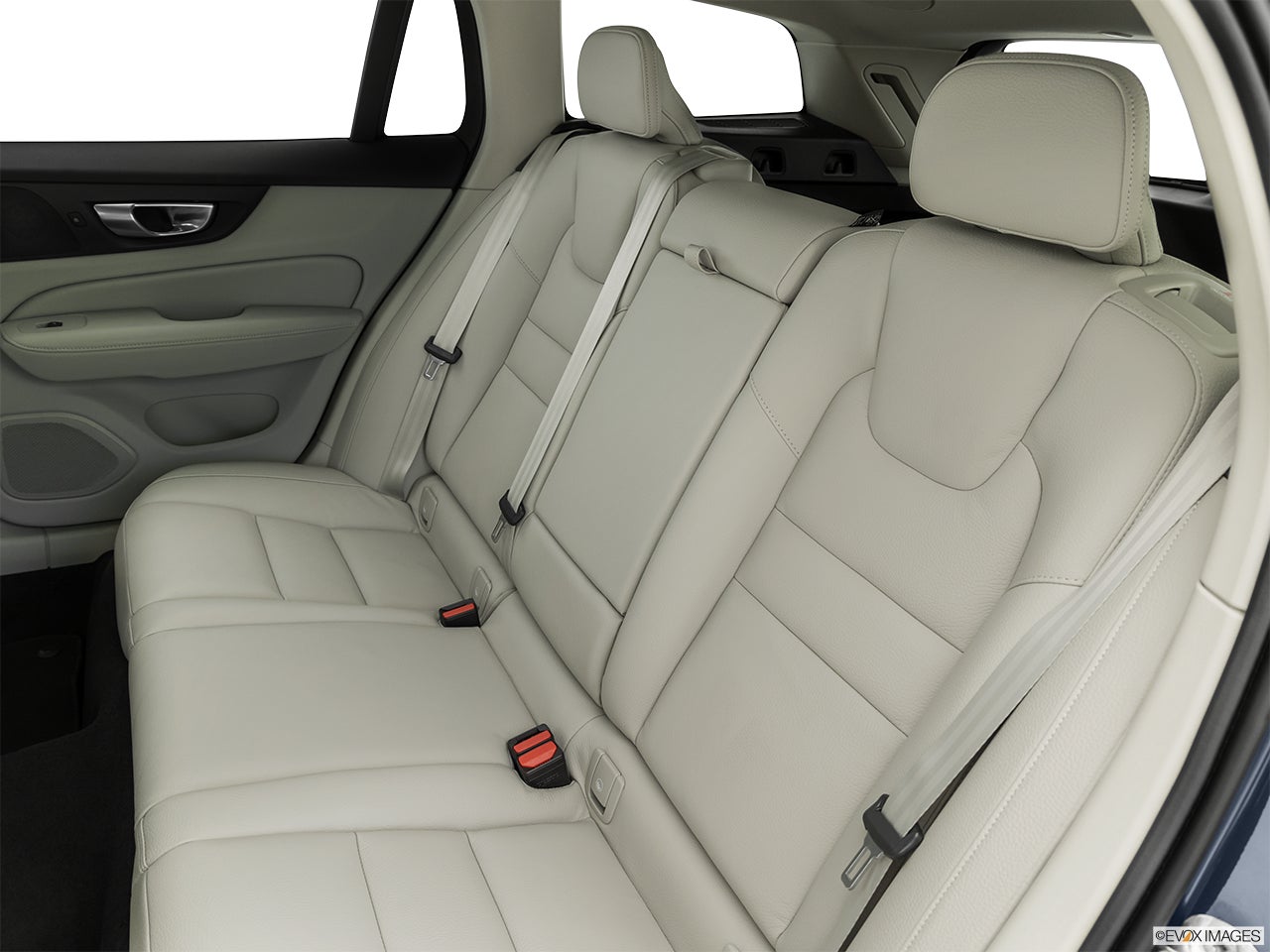 2025 Volvo V60 Cross Country photo