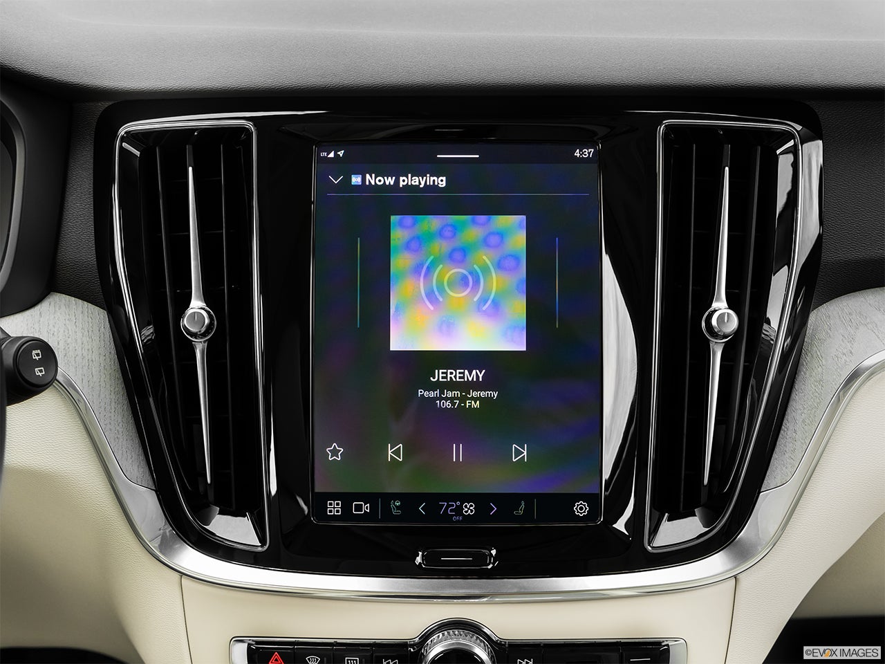 2025 Volvo V60 Cross Country photo