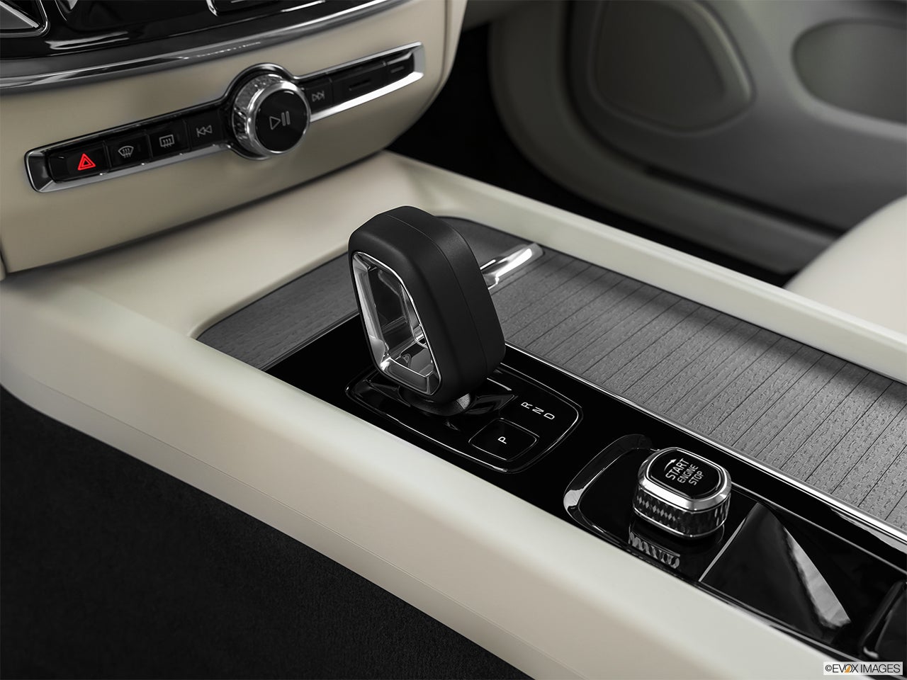 2025 Volvo V60 Cross Country photo