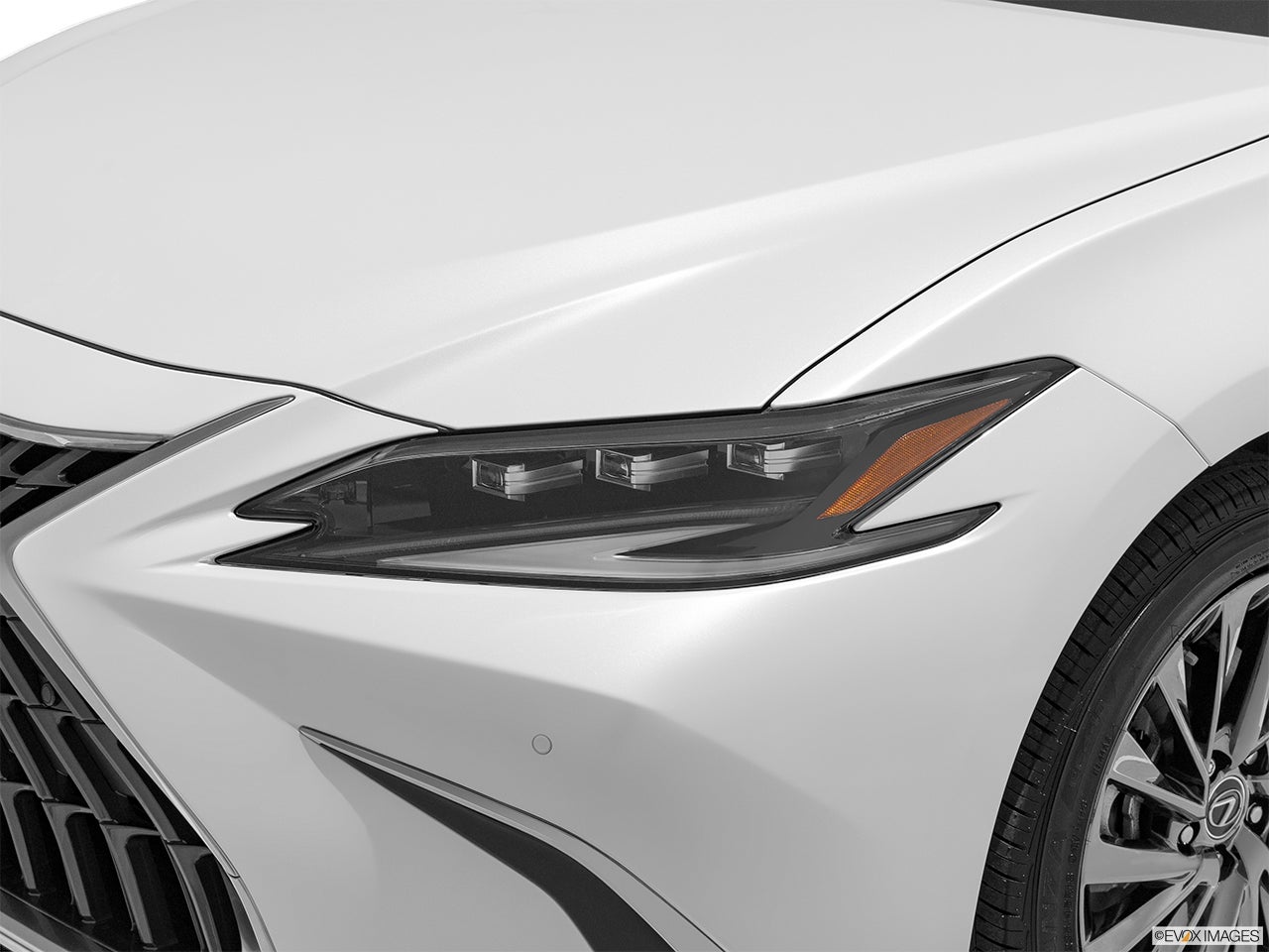 2025 Lexus ES 300h photo