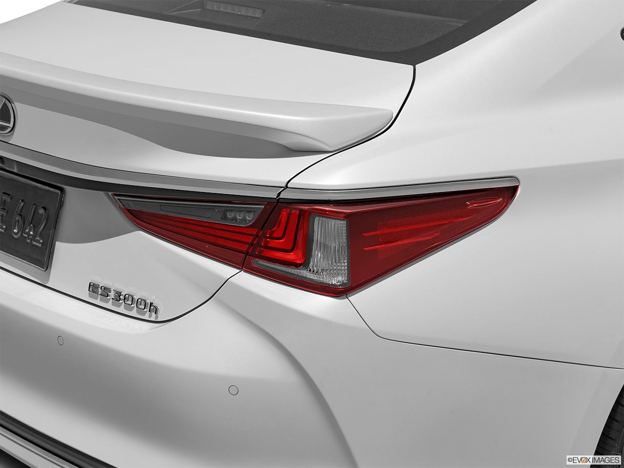 2025 Lexus ES 300h photo