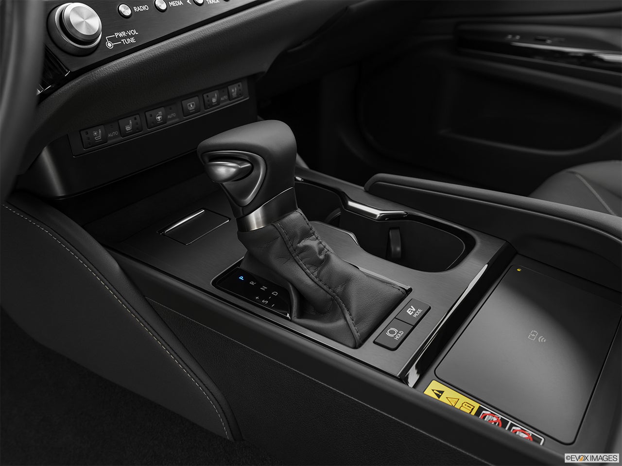 2025 Lexus ES 300h photo