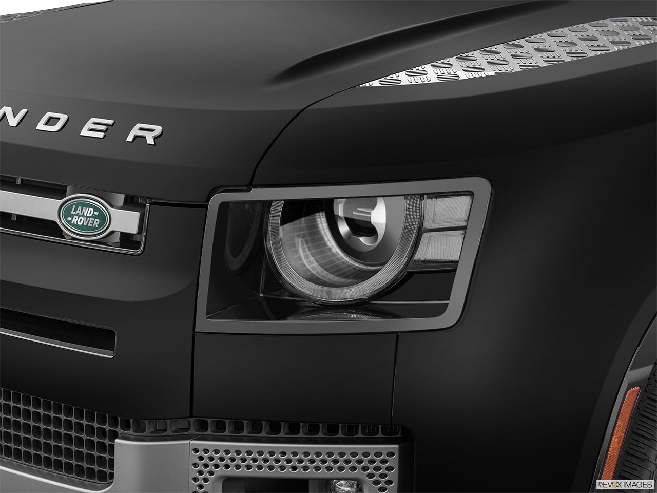 2025 Land Rover Defender photo