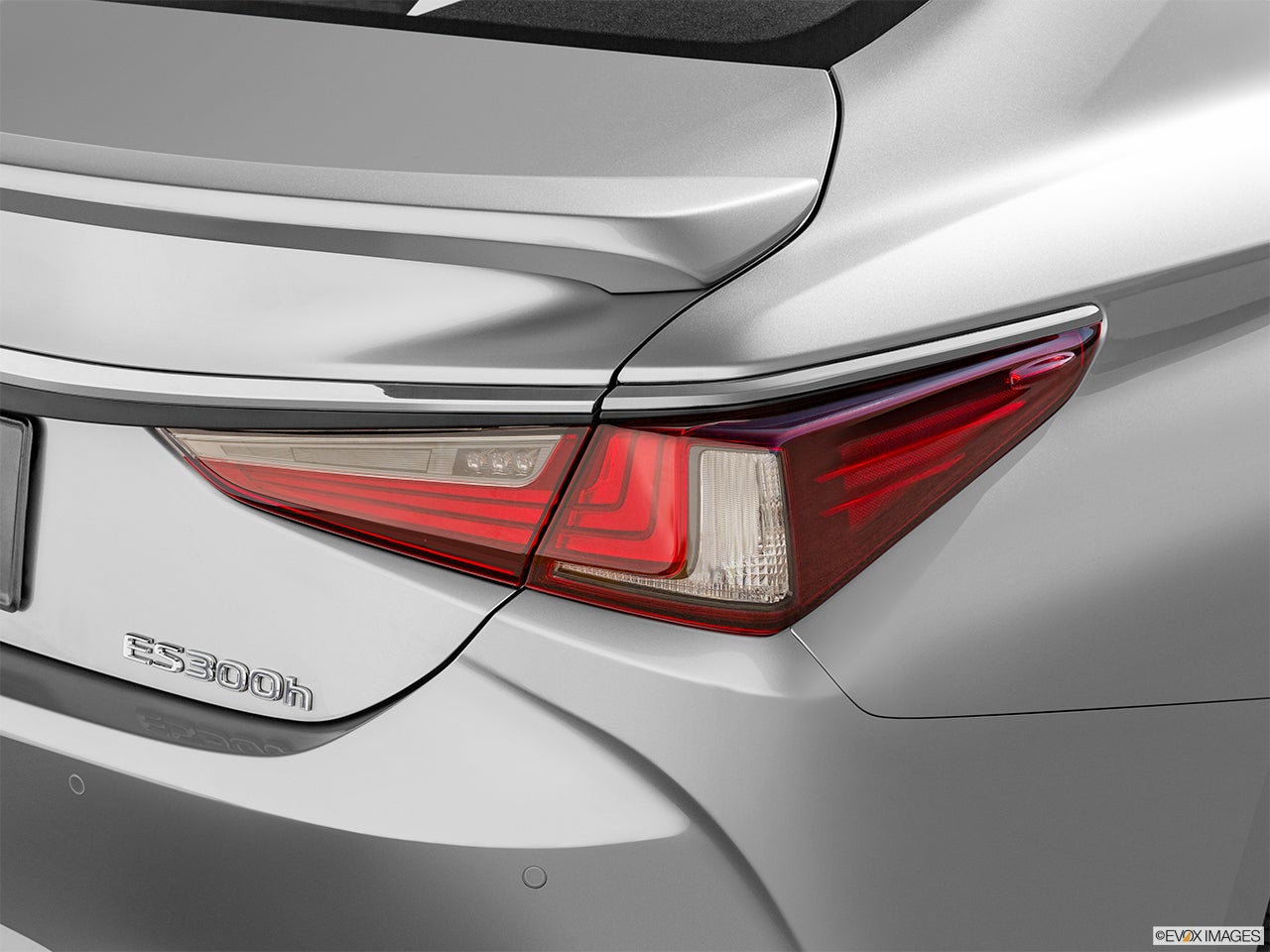 2022 Lexus ES 300h photo