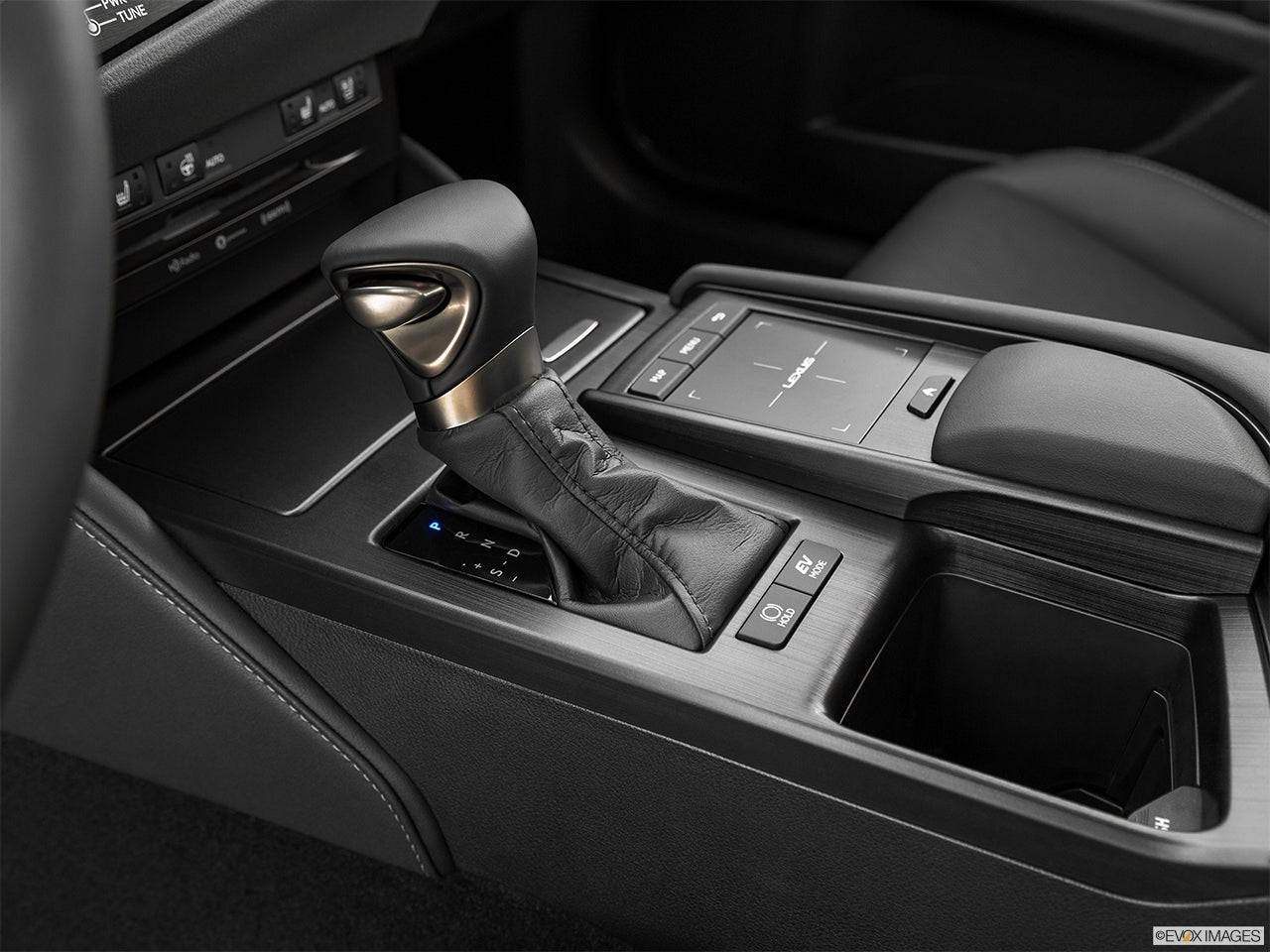 2022 Lexus ES 300h photo