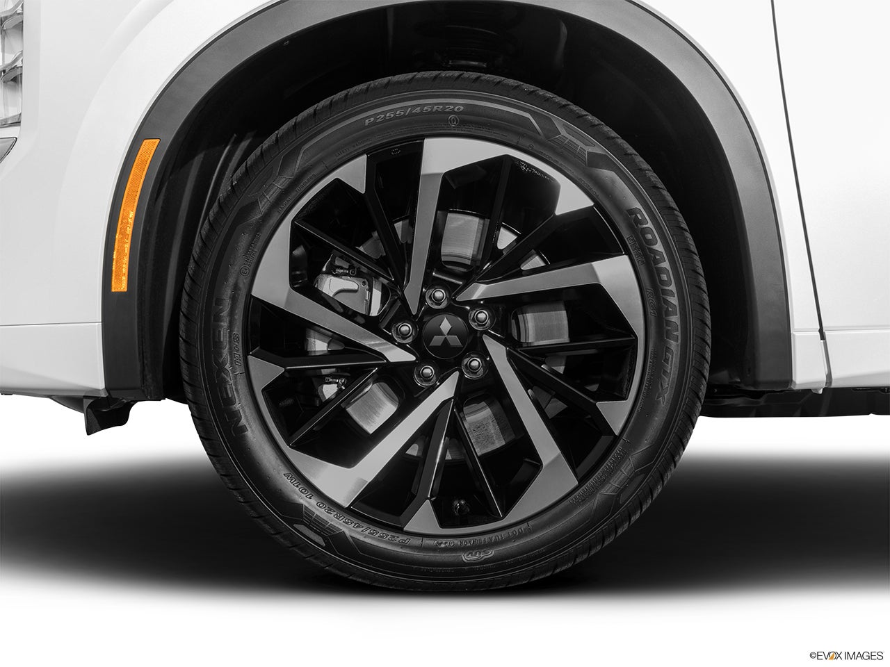 2023 Mitsubishi Outlander photo