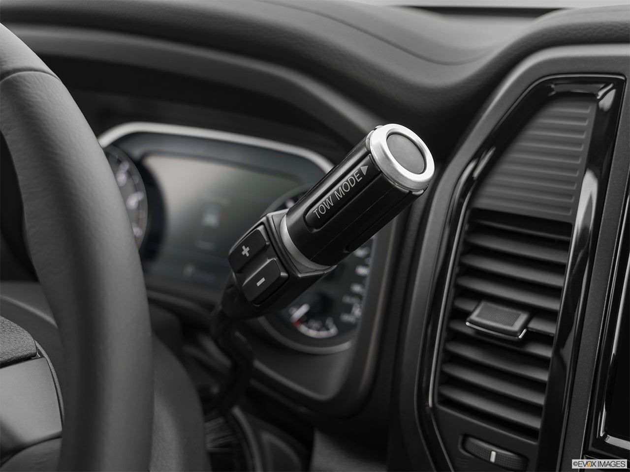 2023 Nissan Titan photo