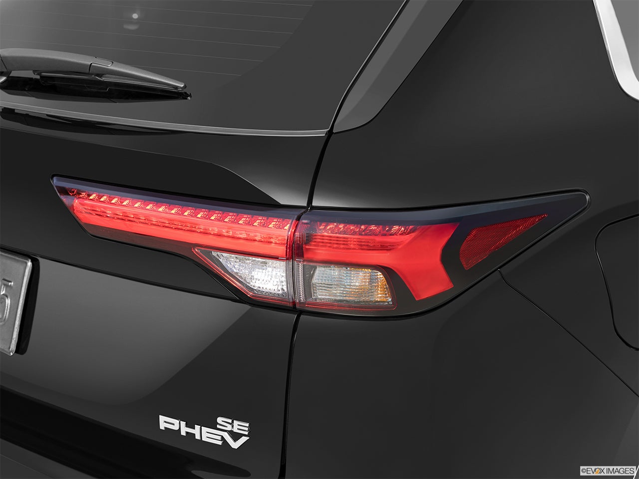 2024 Mitsubishi Outlander PHEV photo